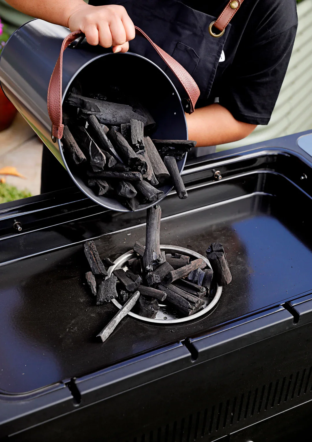 Everdure HUB™ Electric Ignition Charcoal Barbeque (Black) - Image 5