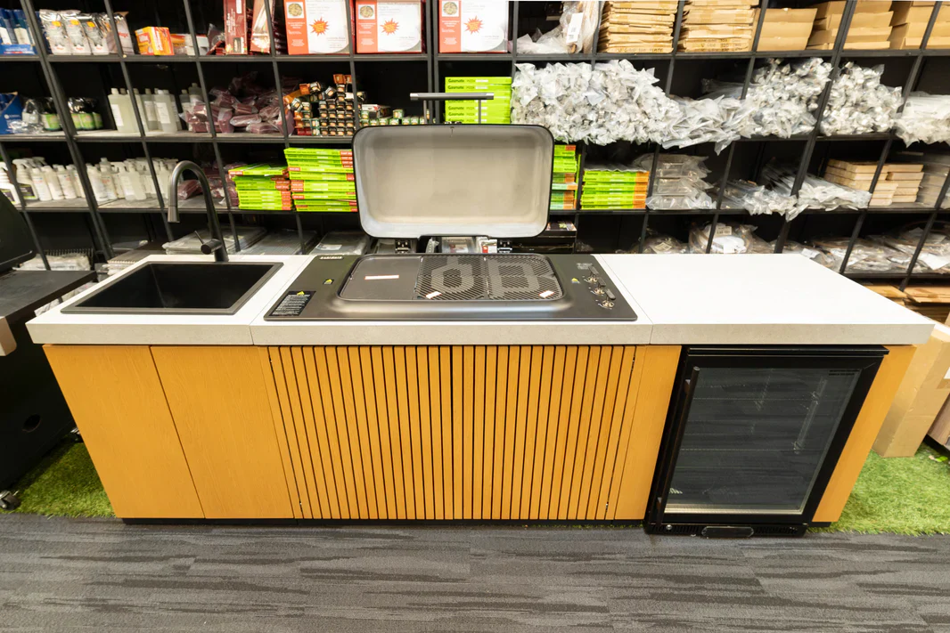 Everdure Seabreeze 3 Burner BBQ Timber Look Modular Outdoor Kitchen with Sink & Beverage Cooler - Image 14