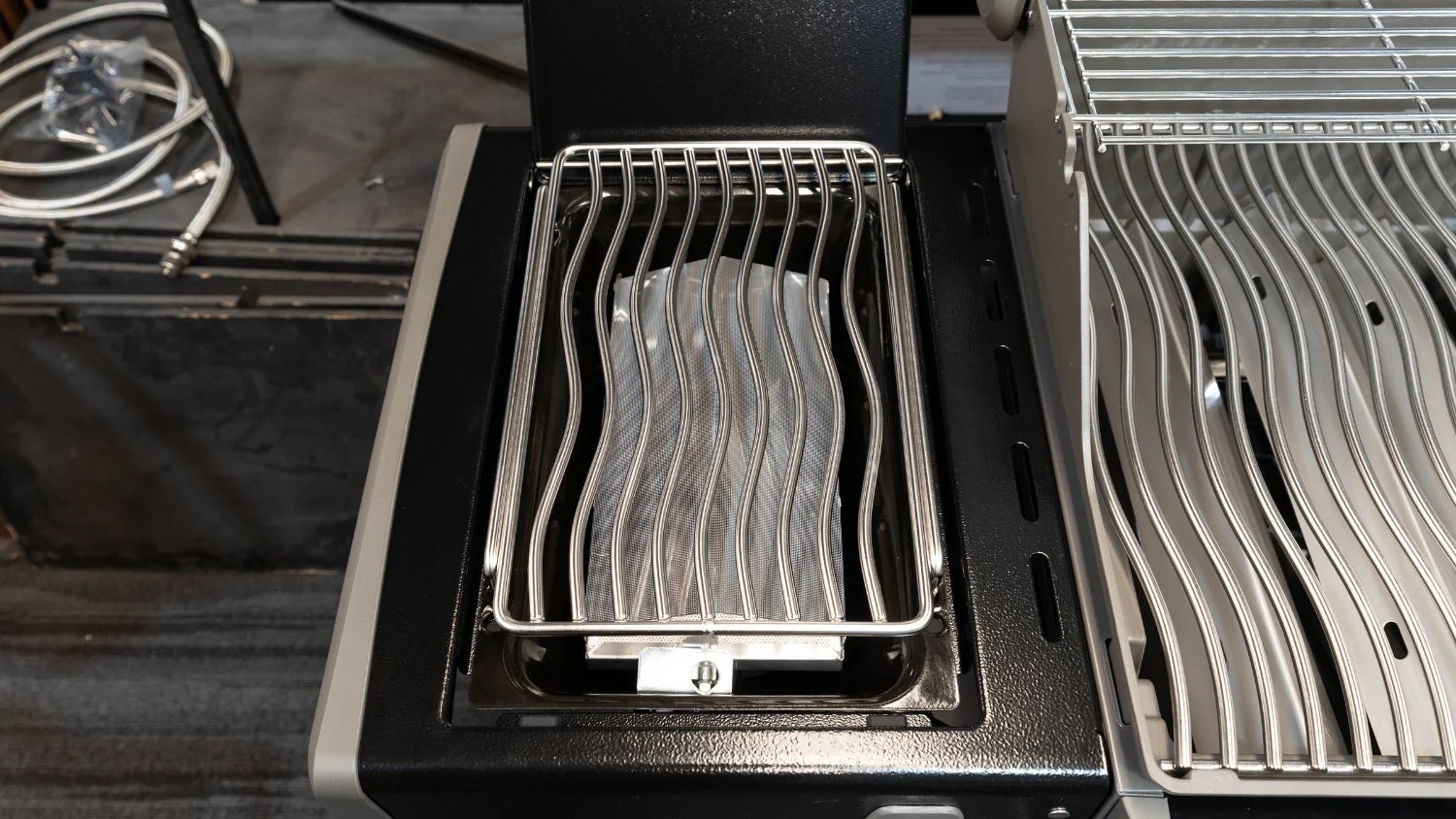 Napoleon Rogue Pro 525 Black 4 Burner BBQ with Infrared Sizzle Sideburner - Image 11