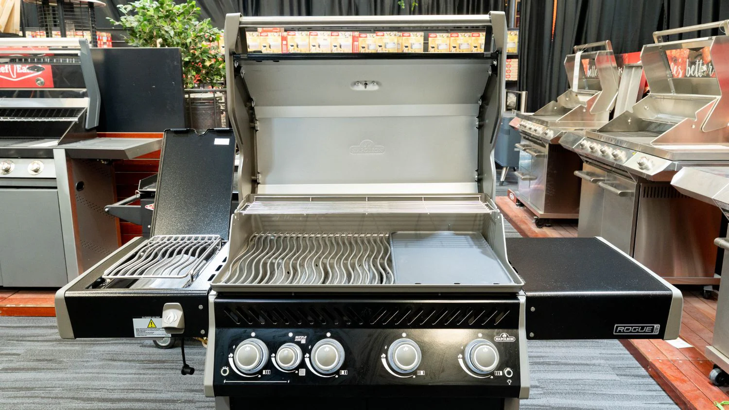 Napoleon Rogue Pro 525 Black 4 Burner BBQ with Infrared Sizzle Sideburner - Image 8