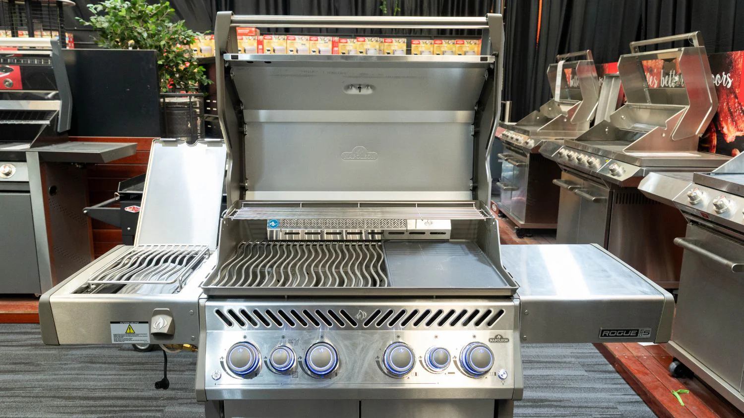 Napoleon Rogue Pro-S 525 SS 4 Burner BBQ with Infrared Sizzle Sideburner - Image 11