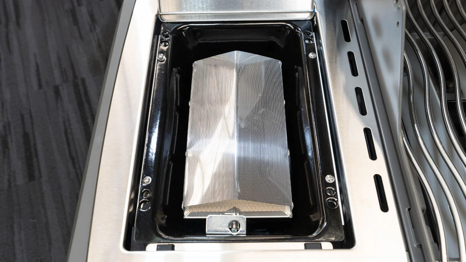 Napoleon Rogue Pro-S 525 SS 4 Burner BBQ with Infrared Sizzle Sideburner - Image 17