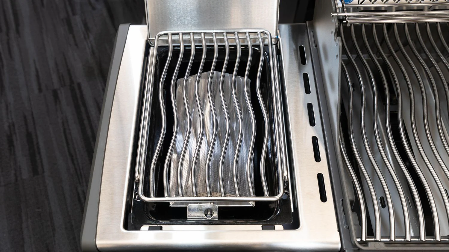 Napoleon Rogue Pro-S 625 SS 5 Burner BBQ with Infrared Sizzle Sideburner - Image 14