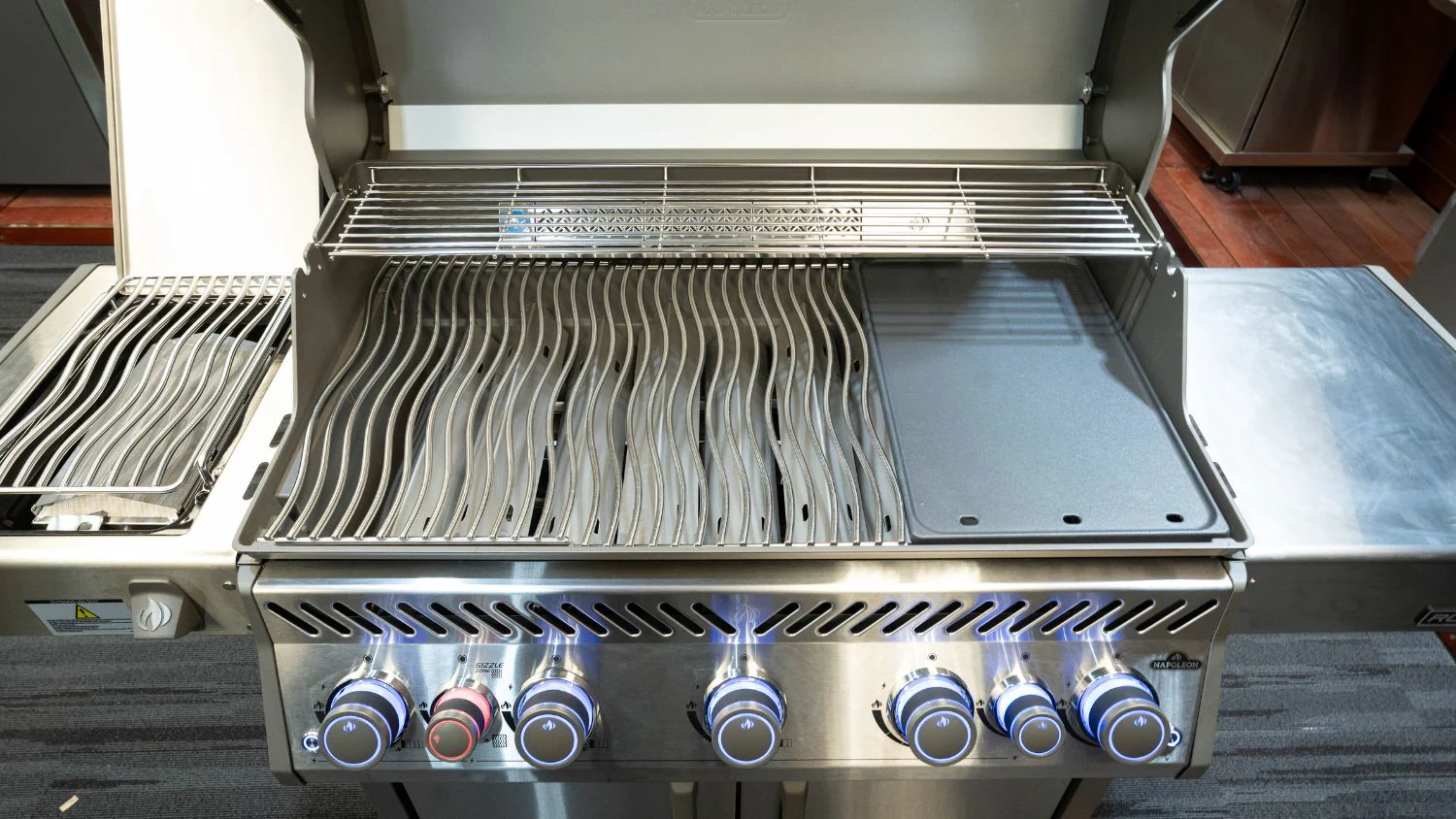 Napoleon Rogue Pro-S 625 SS 5 Burner BBQ with Infrared Sizzle Sideburner - Image 9