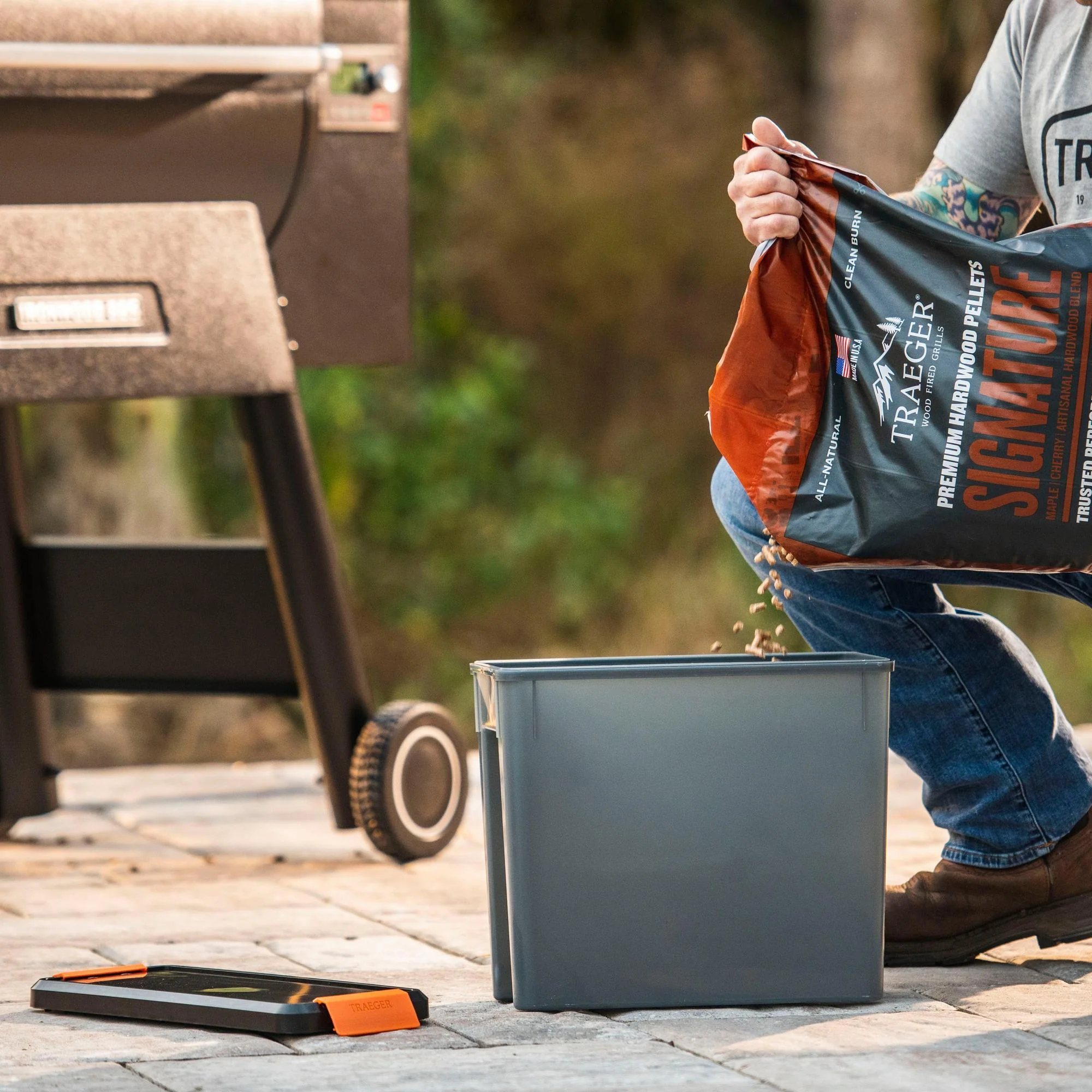 Traeger Staydry Pellet Bin, Lid and 9kg Pellets Bags Bundle - Image 9