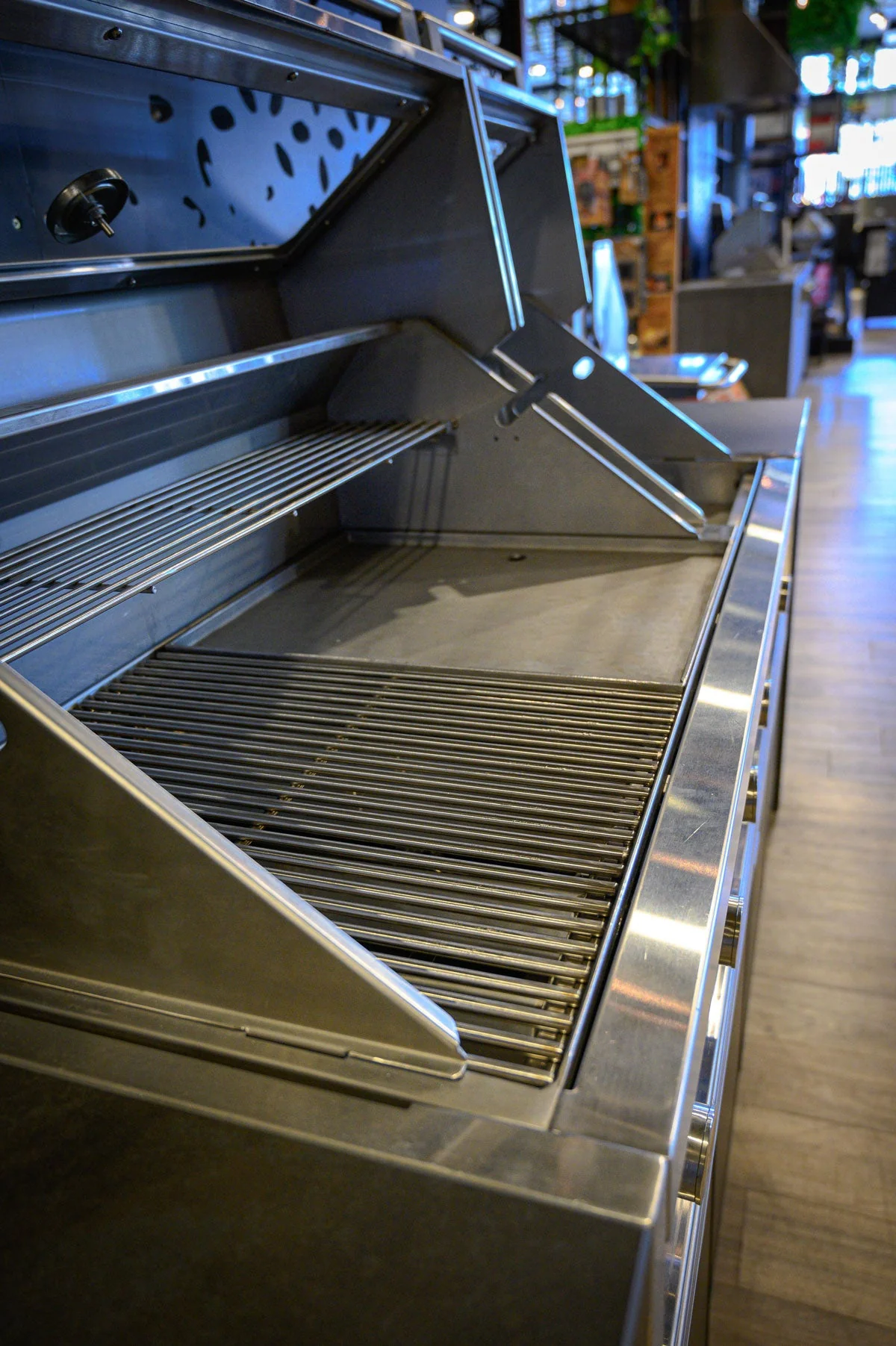Tucker R Class V8+1 BBQ Built In with Flame Failure - Image 10