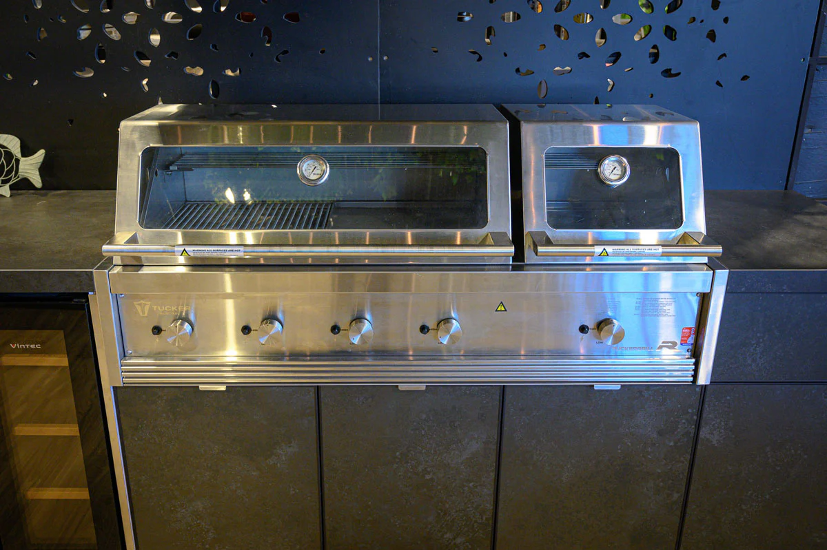 Tucker R Class V8+1 BBQ Built In with Flame Failure - Image 13
