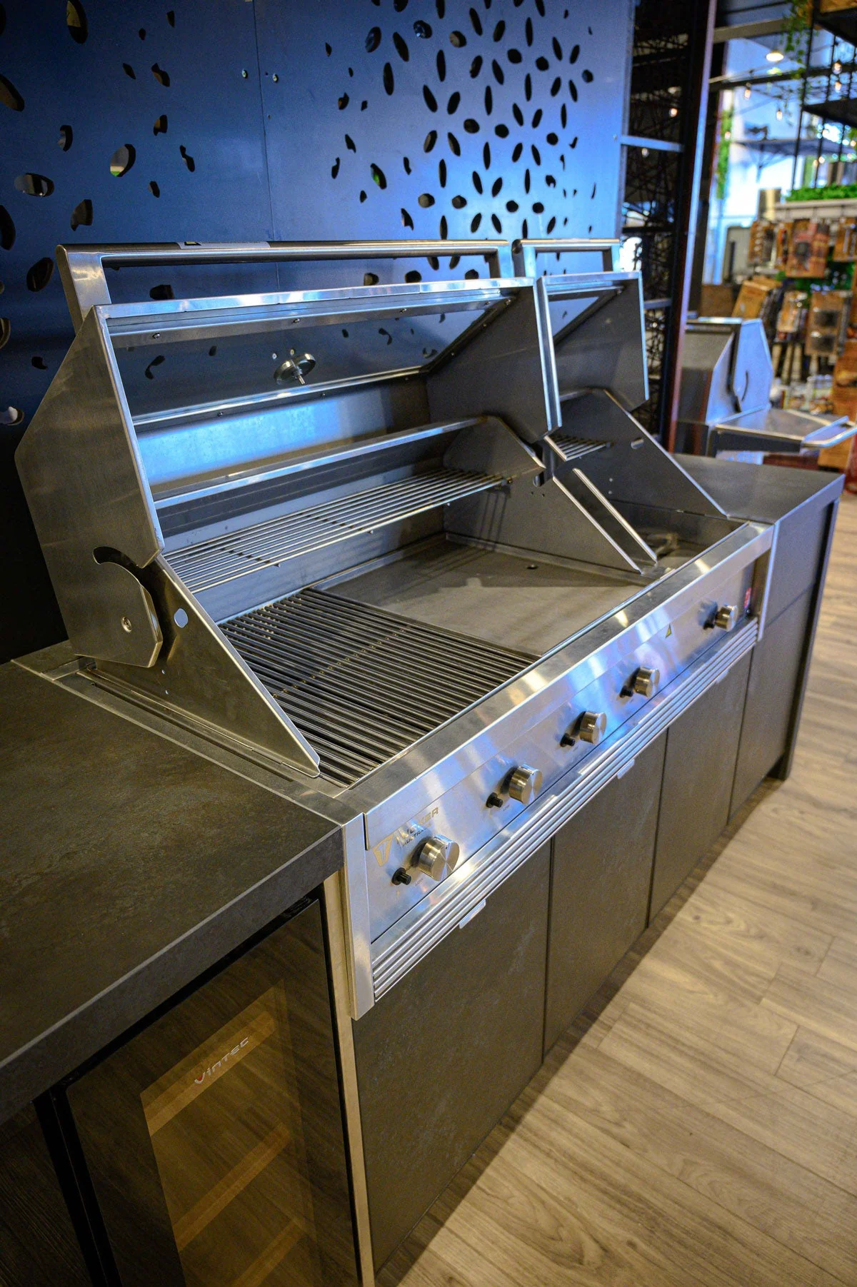 Tucker R Class V8+1 BBQ Built In with Flame Failure - Image 7