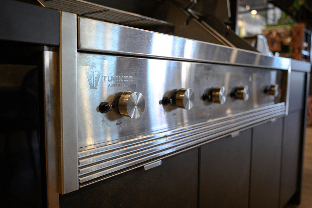 Tucker R Class V8+1 BBQ Built In with Flame Failure - Image 8