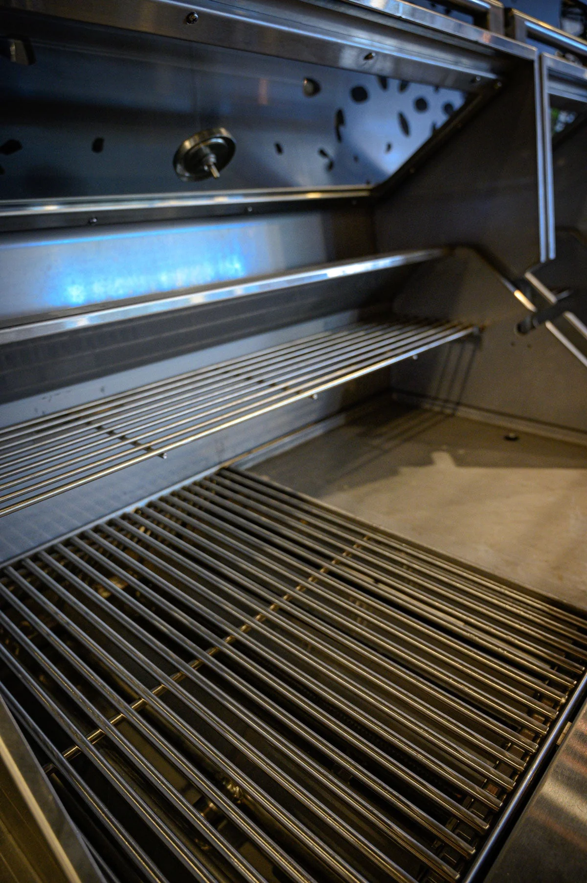 Tucker R Class V8+1 BBQ Built In with Flame Failure - Image 9